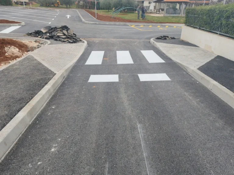 Svježe obojan pješački prijelaz na novoj asfaltnoj podlozi u Poreču