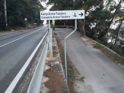 Putokaz za Kamp Arena Tašalera postavljen uz prometnicu u Premanturi