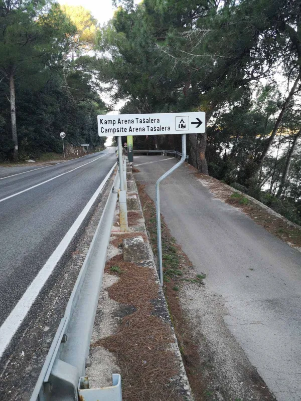 Putokaz za Kamp Arena Tašalera postavljen uz prometnicu u Premanturi