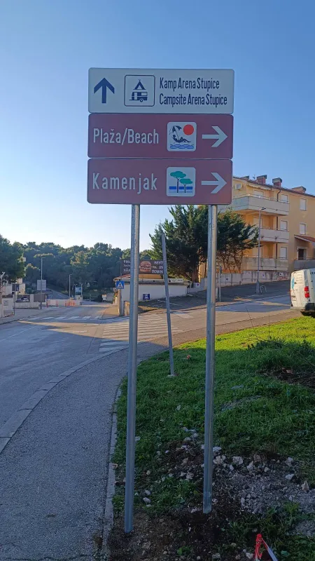 Dvojezični turistički putokazi za plažu i Kamenjak postavljeni uz cestu