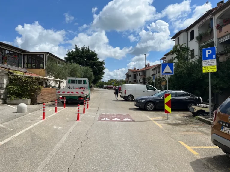 Postavljen ležeći policajac i crveno-bijeli fleksibilni stupići u stambenom naselju Vrsar