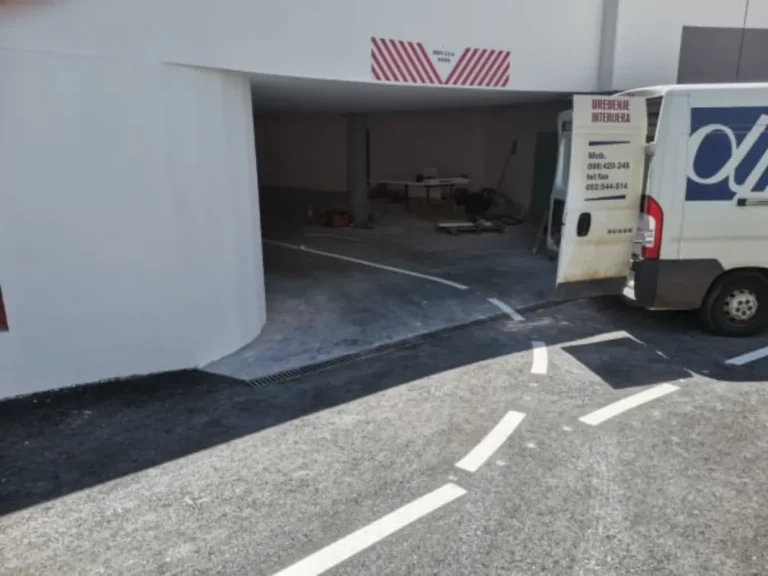 Vozilo tvrtke LIČILAC d.o.o. ispred garaže s novom horizontalnom signalizacijom