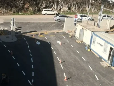 Prikaz iscrtanih bijelih isprekidanih linija i strelica za usmjeravanje prometa na sortirnici.