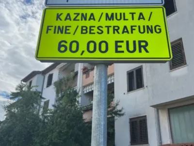 Žuti prometni znak s obavijesti o kazni za nepropisno parkiranje u Vrsaru