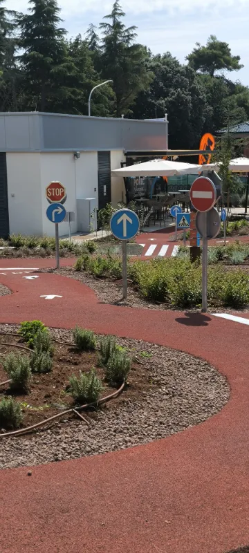 Postavljeni prometni znakovi STOP, obavezno skretanje i pješački prijelaz uz stazu.