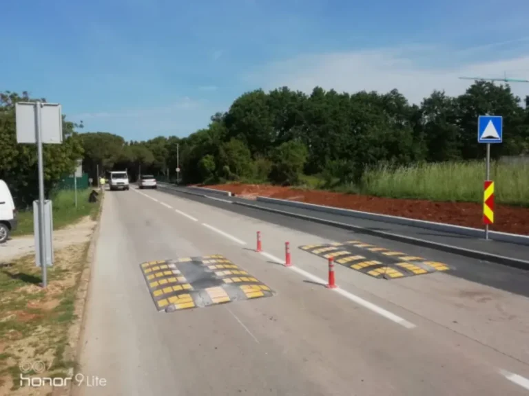 Prometni znak upozorenja za jastučaste izbočine uz rub ceste