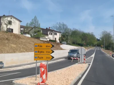 Nove putokazne ploče postavljene na prometnom otoku ispred raskrižja