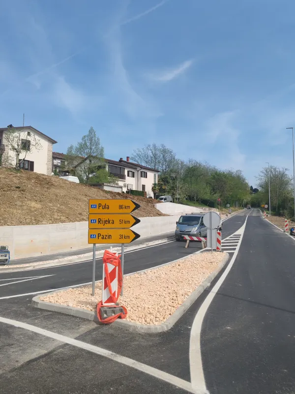 Nove putokazne ploče postavljene na prometnom otoku ispred raskrižja