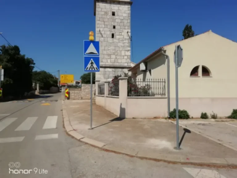 Prometni znak za pješački prijelaz sa svjetlosnim treptačem u naselju Krnica