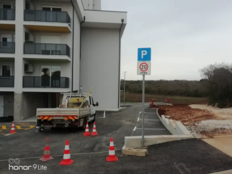 Postavljena vertikalna signalizacija sa znakovima za parking i ograničenje brzine od 20 km na sat