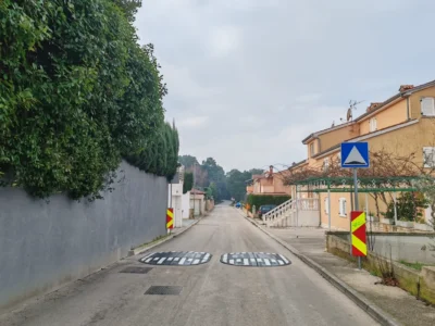 Prometni znak za ležećeg policajca s reflektirajućom folijom u stambenoj zoni.