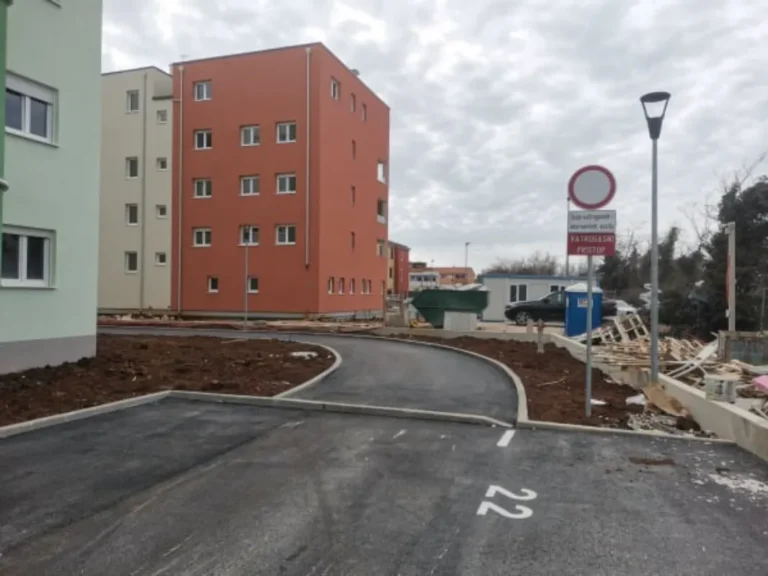 Postavljen prometni znak za vatrogasni pristup i zabranu parkiranja uz označeno parkirno mjesto broj 22.