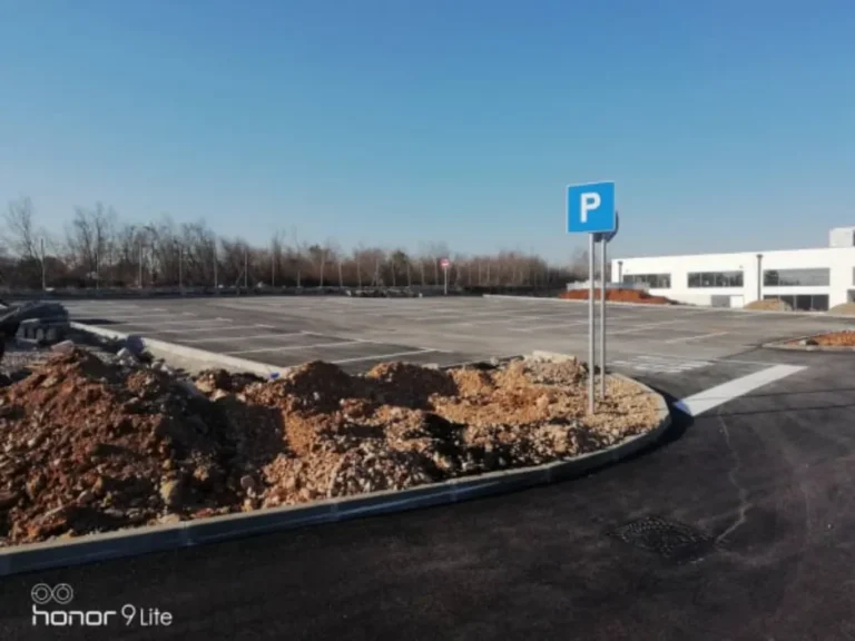 Plavi vertikalni znak za parkiralište postavljen uz novu prometnu infrastrukturu.