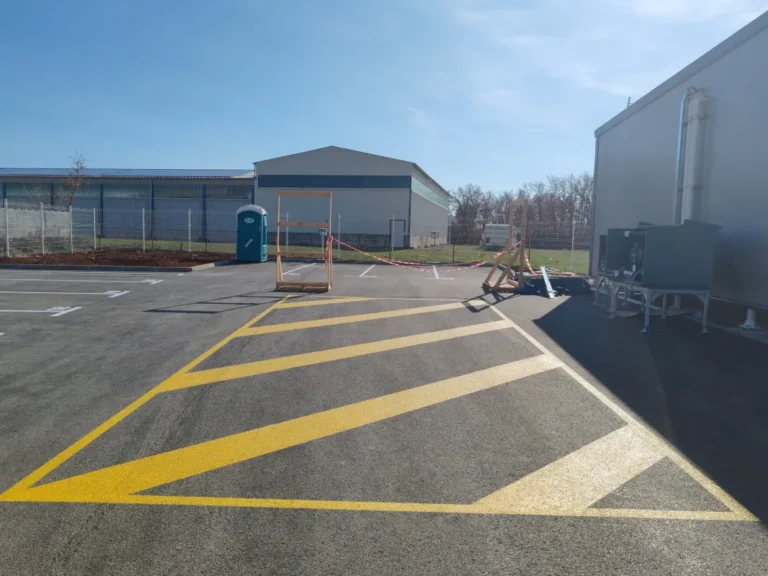 Zaštitne ograde postavljene oko svježe obojane žute horizontalne signalizacije