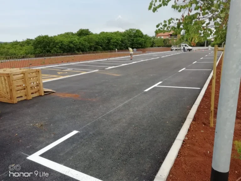 Pogled na završenu horizontalnu signalizaciju prostranog parkirališta u Labinu