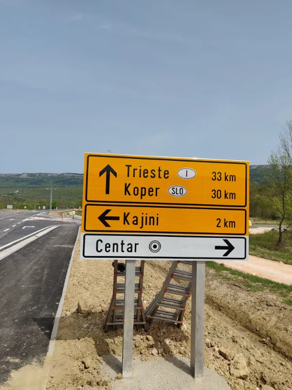 Završena montaža putokazne ploče s preciznim udaljenostima do gradova