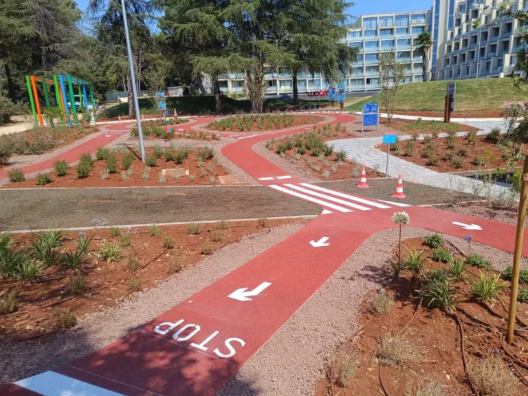 Širi prikaz završenog Bike centra Parentino s kompletnom horizontalnom i vertikalnom signalizacijom.