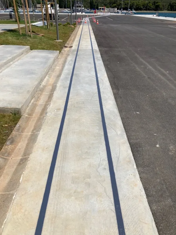 Završeno obilježavanje linija na betonskom platou marine s pogledom na brodove