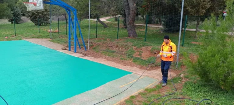 Obojano košarkaško igralište spremno za korištenje nakon radova horizontalne signalizacije.