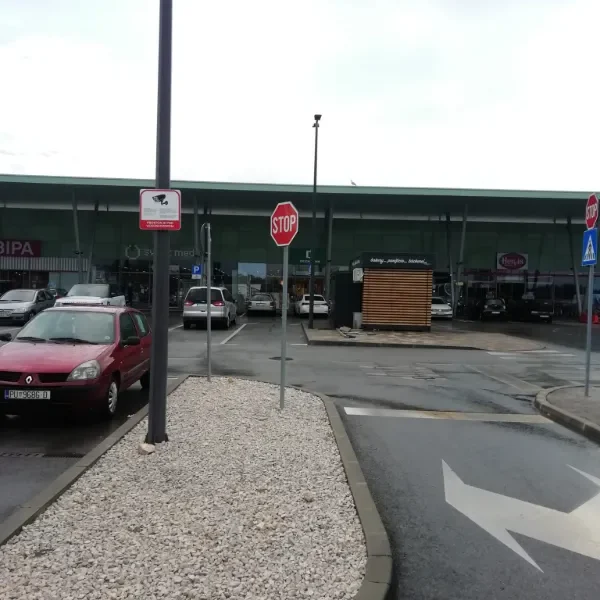 Prometni znakovi za obavezno zaustavljanje i pješački prijelaz na parkiralištu trgovačkog centra u Poreču