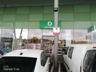 Postavljen znak za videonadzor ispred ulaza u trgovinu cipela u Poreču