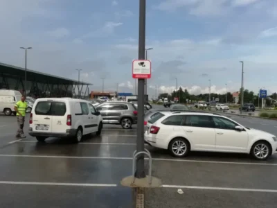 Znak obavijesti da je prostor pod videonadzorom montiran na metalni stup