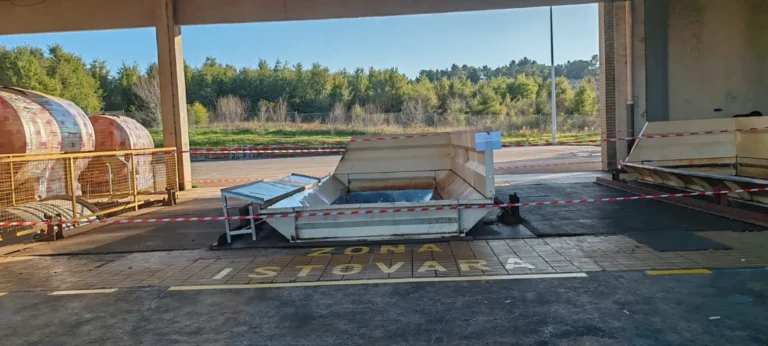 Jasno iscrtan žuti natpis ZONA ISTOVARA na podlozi ispred rampe za teretna vozila.