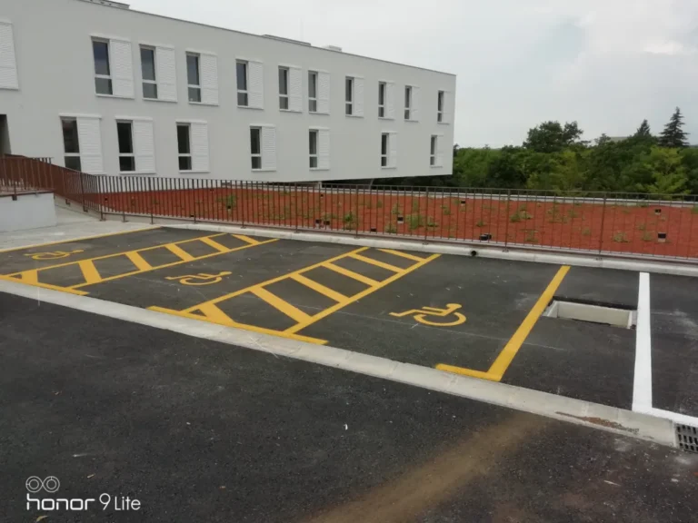 Žuta horizontalna signalizacija za parkirna mjesta namijenjena osobama s invaliditetom