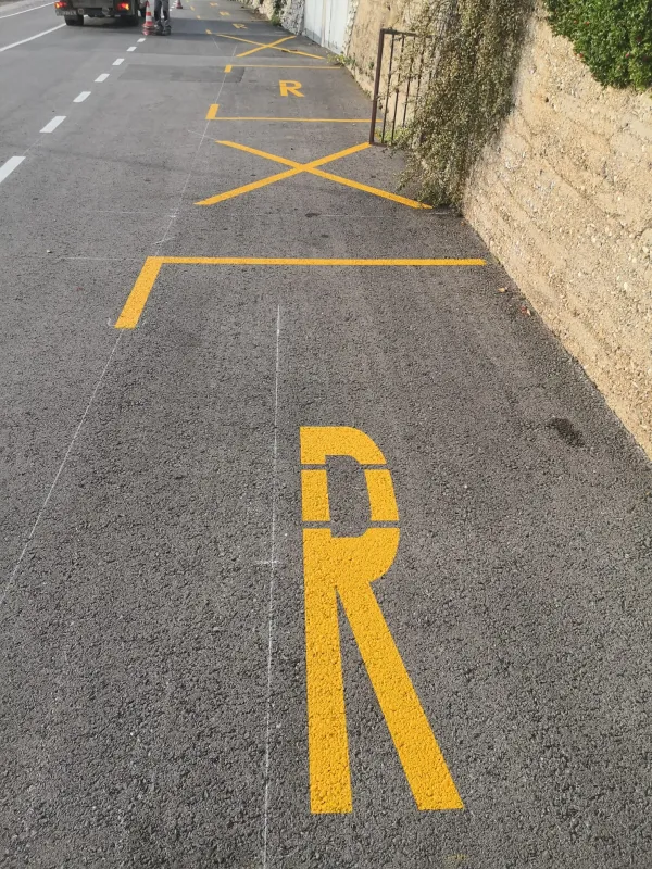 Žuta horizontalna signalizacija s oznakom R na cesti u Trgetu
