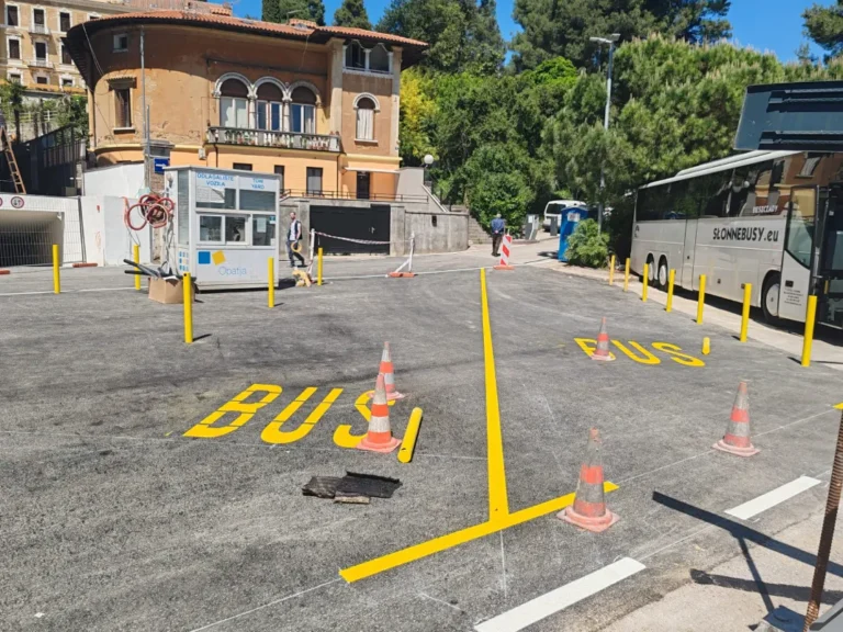 Iscrtana žuta oznaka BUS za autobusno stajalište uz rub prometnice