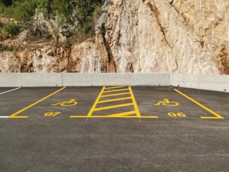 Vanjsko parkiralište s označenim žutim mjestima za osobe s invaliditetom
