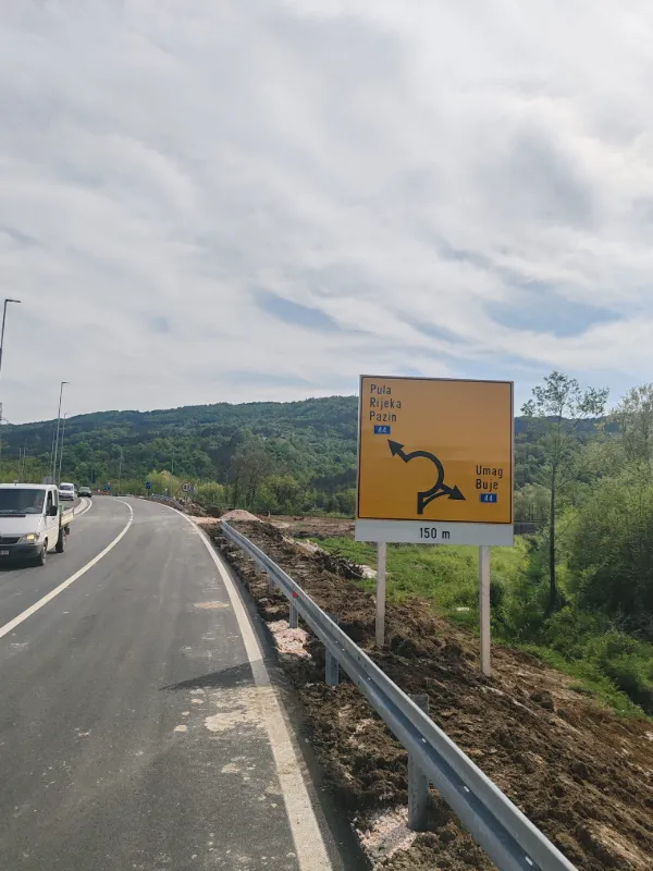 Velika žuta putokazna ploča za usmjeravanje prometa u kružnom toku