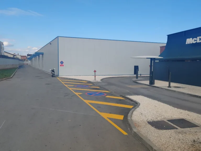 Žuta šrafirana polja i prometni čunjevi u zoni McDonald's drive-thru trake u Puli.