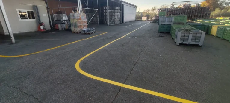 Kontinuirane žute linije koje sigurno odvajaju transportne rute od pješačkih zona u krugu tvornice.