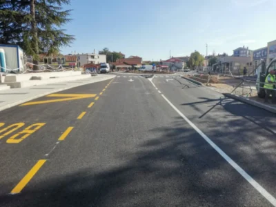 Svježe iscrtane žute oznake za autobusno stajalište s natpisom BUS na novoj prometnici.