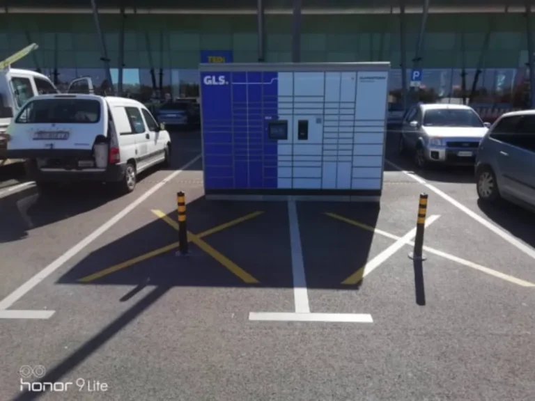 Žute prekrižene linije i crno-žuti fleksibilni stupići postavljeni ispred GLS paketomata.