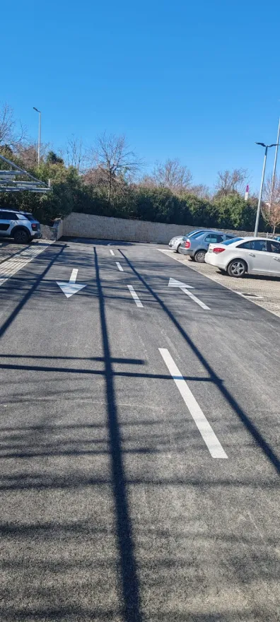 Pregledno iscrtana parkirna mjesta i prometne trake ispred trgovine