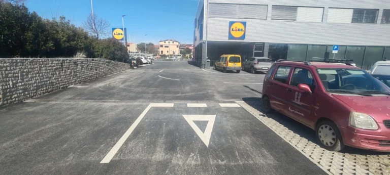 Završene bijele linije parkirnih mjesta i oznake za vođenje prometa