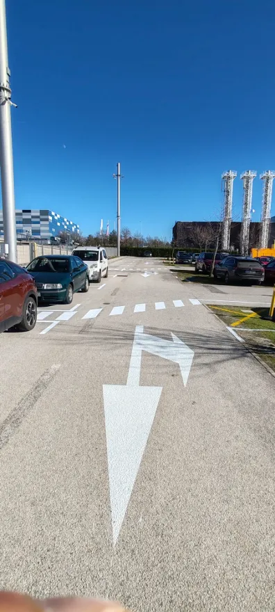 Raskrižje unutar industrijskog kompleksa s jasno označenim smjerovima kretanja