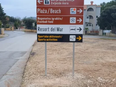 Novi putokazi za Resort del Mar i sportske aktivnosti postavljeni na preglednom križanju.