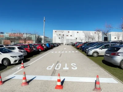 Iscrtana oznaka STOP i pješački prijelaz ispred parkirališnih mjesta u Kanfanaru