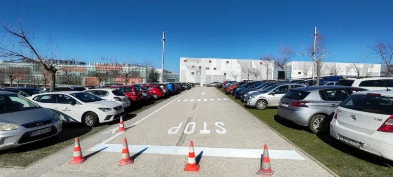 Iscrtana oznaka STOP i pješački prijelaz ispred parkirališnih mjesta u Kanfanaru