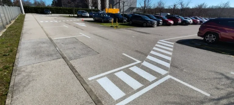 Kompleksno označavanje parkirališta uključujući pješačke staze i linije za razdvajanje smjerova