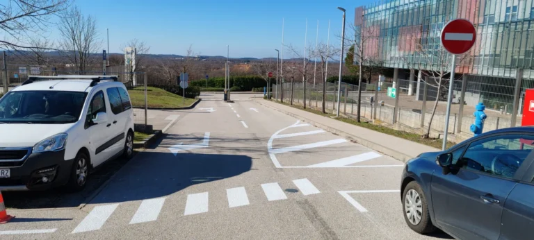 Prilaz raskrižju s iscrtanim pješačkim prijelazom i strelicama za skretanje
