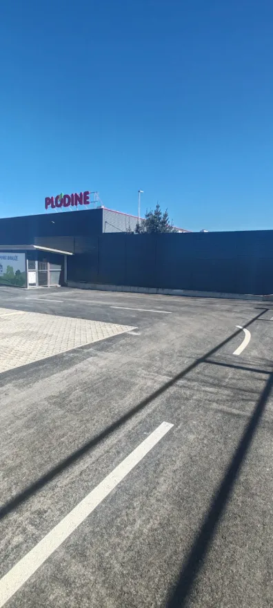 Pripremljen novi asfalt za iscrtavanje parkirnih linija ispred trgovačkog centra