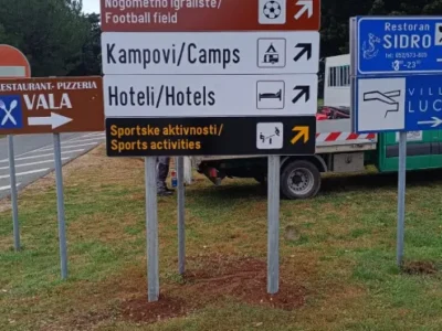 Smeđa i bijela turistička signalizacija s putokazima za Vinkuran, plaže, kampove i hotele.
