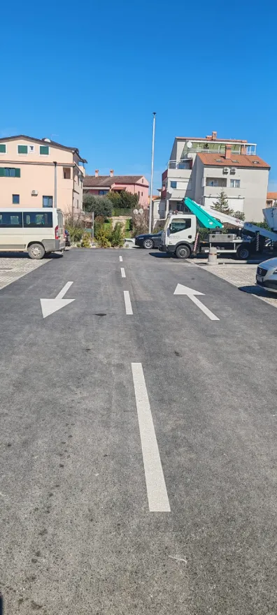 Specijalizirano vozilo i oprema za izradu prometne signalizacije na parkiralištu