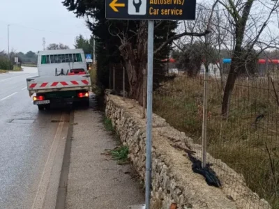 Postavljeni crni putokazi za turističke informacije, ljekarnu i autoservis u Banjolama na pocinčanom stupu.