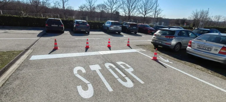 Svježe obojana oznaka STOP osigurana crveno-bijelim prometnim čunjevima