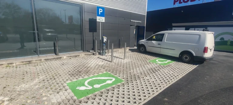 Zelena horizontalna signalizacija s piktogramom za punionicu električnih automobila